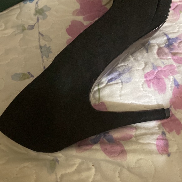 Diane
HH Platform Peep Toe
Color: Blk Suede
size: 41 (EURO) USA 10.5 - Picture 5 of 5